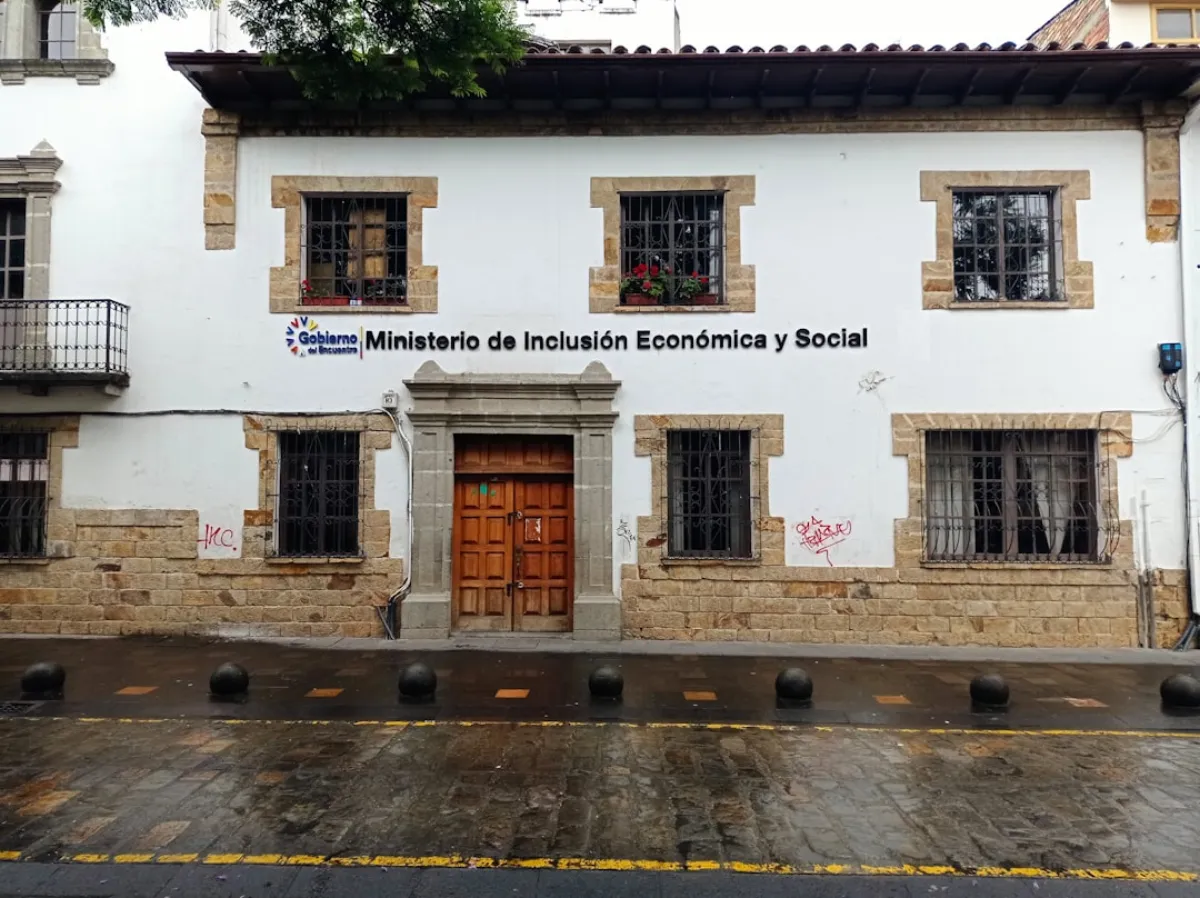 Banking in Ecuador — Opening Accounts, Transferring Money, and Managing Finances